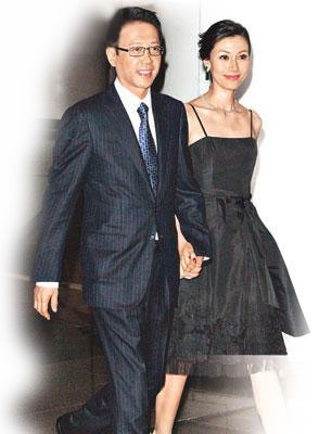 李嘉欣许晋亨亮相婚礼贴身裙亮相证未孕(图)