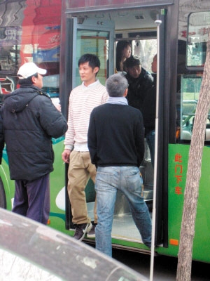 《荒村公寓》抵津热拍余文乐张雨绮公交上恋爱