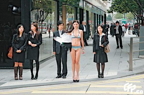 翻版乐基儿闹市拍广告惹火当众扯衣秀三点(图)