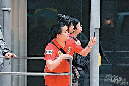 翻版乐基儿闹市拍广告惹火当众扯衣秀三点(图)