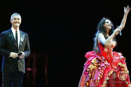 莎拉布莱曼小巨蛋开唱化身神秘中东舞娘(组图)