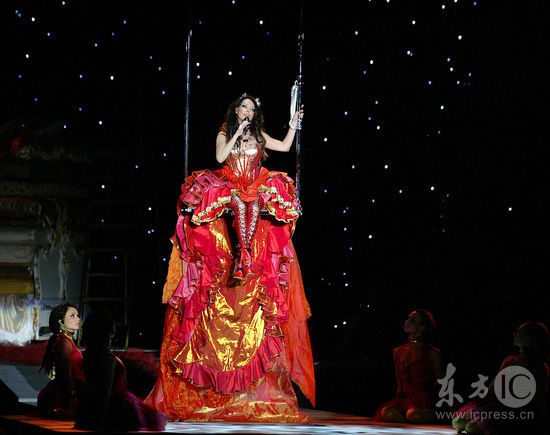 莎拉布莱曼小巨蛋开唱化身神秘中东舞娘(组图)