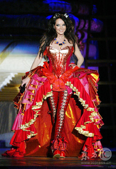 莎拉布莱曼小巨蛋开唱化身神秘中东舞娘(组图)