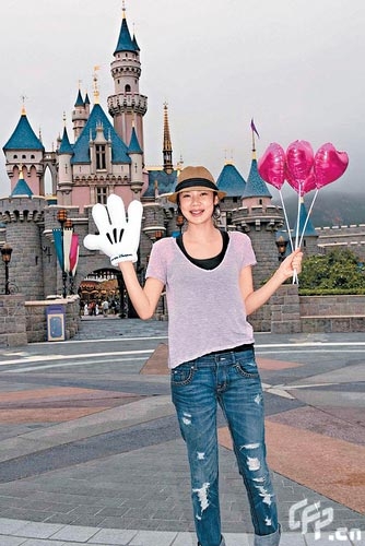 乐基儿初游迪斯尼承诺愿为孩子做全职妈咪(图)