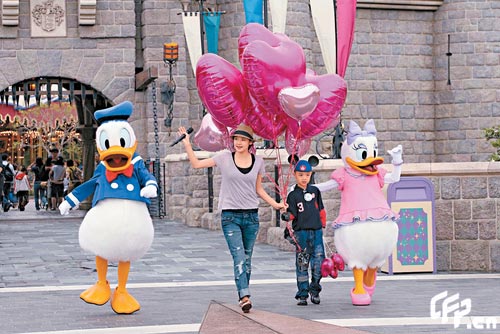 乐基儿初游迪斯尼承诺愿为孩子做全职妈咪(图)