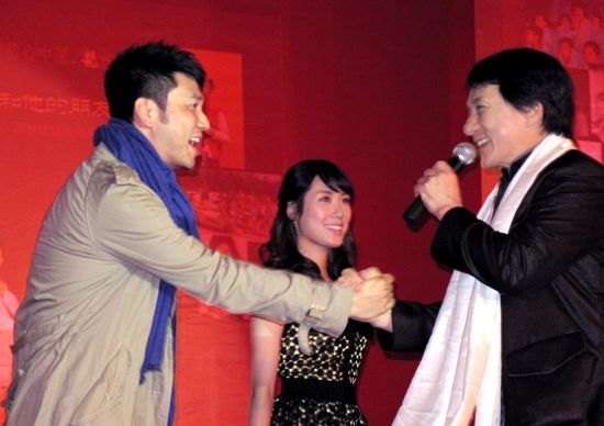 林依轮代表“内地朋友”助阵成龙演唱会(图)