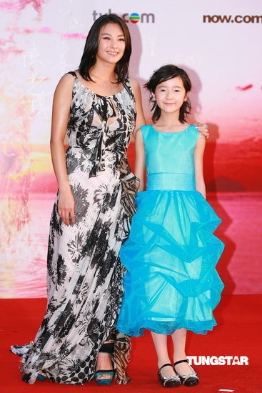 图文:香港金像奖红毯--张雨绮徐娇红毯合影