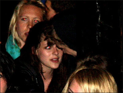 《暮光之城》男女主演 酒吧暧昧照曝光(图) 《暮光之城》男女主演 酒吧暧昧照曝光(图)