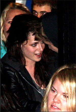 《暮光之城》男女主演 酒吧暧昧照曝光(图) 《暮光之城》男女主演 酒吧暧昧照曝光(图)