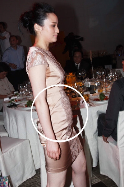 蒋勤勤出席晚宴狂吃 产后恢复欠佳小腹微凸 蒋勤勤出席晚宴狂吃 产后恢复欠佳小腹微凸