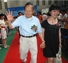 主动牵手小娇妻秀甜蜜 杨振宁进大学走红毯 主动牵手小娇妻秀甜蜜 杨振宁进大学走红毯