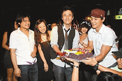 尹子维庆祝生日,好友吴彦祖怎能错过。