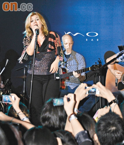 凯莉-克莱森赴港献唱半小时廖碧儿捧场(图)