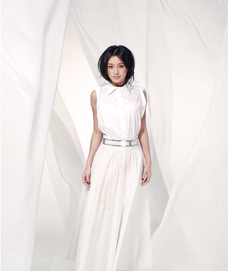 图文:秦岚夏日写真-秦岚白裙飘逸