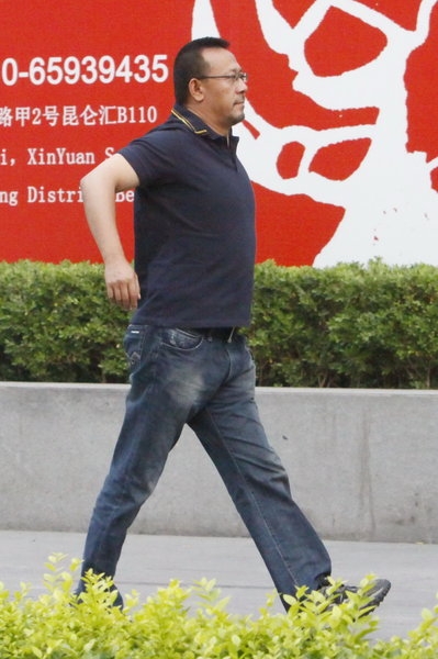 姜文学母鸡走路与周韵团聚 胡军甘当饭托(图) 姜文学母鸡走路与周韵团聚 胡军甘当饭托(图)