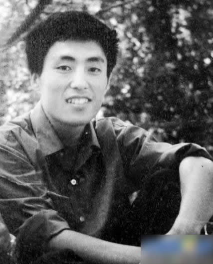 著名导演张艺谋 二十年前的全家福(组图) 著名导演张艺谋 二十年前的全家福(组图)