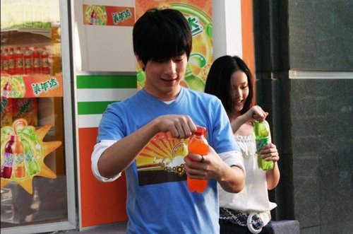 BOBO被导演赞“实诚” 拍广告每人连喝五瓶汽水