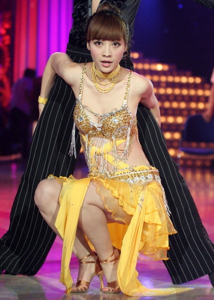 美女主持柳岩性感热舞 遭群男摸身泄裙下春光 美女主持柳岩性感热舞 遭群男摸身泄裙下春光