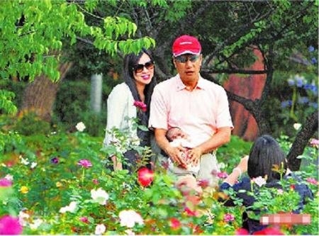 郭台铭和狗狗抢抱千金出巡 妞妞首度曝光(图) 郭台铭和狗狗抢抱千金出巡 妞妞首度曝光(图)