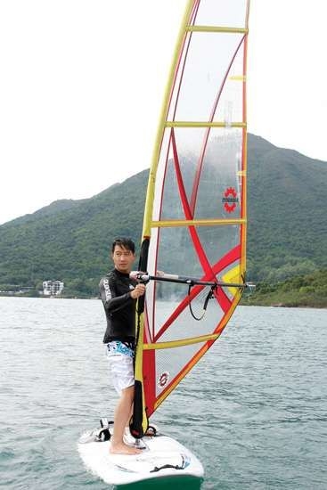 黎明首次玩滑浪风帆,学起帆已花上不少时间