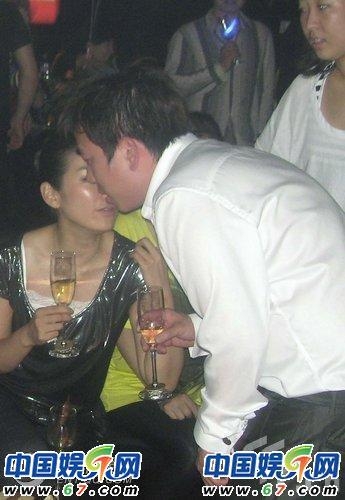 携手为小S庆生 黄奕、谢娜争宠房祖名(组图) 携手为小S庆生 黄奕、谢娜争宠房祖名(组图)