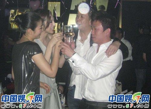 携手为小S庆生 黄奕、谢娜争宠房祖名(组图) 携手为小S庆生 黄奕、谢娜争宠房祖名(组图)
