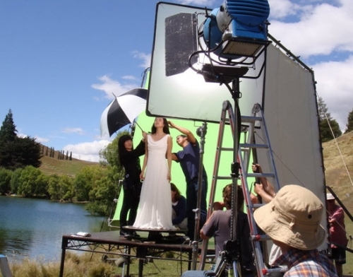 章子怡赴新西兰拍首饰广告 客串做摄影师(图) 章子怡赴新西兰拍首饰广告 客串做摄影师(图)