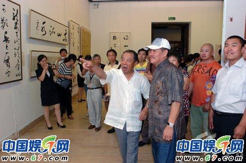 赵本山参观书法艺术展 即兴挥毫内涵深厚(图) 赵本山参观书法艺术展 即兴挥毫内涵深厚(图)