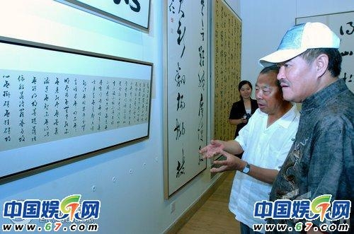 赵本山参观书法艺术展 即兴挥毫内涵深厚(图) 赵本山参观书法艺术展 即兴挥毫内涵深厚(图)