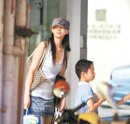 伊能静陪儿畅玩东京迪斯尼 和哈林轮流陪出游