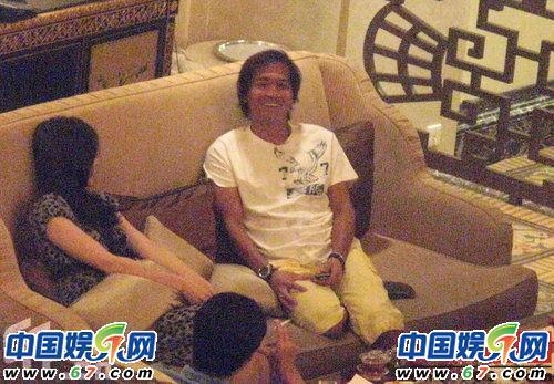 齐秦萧蔷酒店大堂倚沙发热聊 2人态度暧昧(图) 齐秦萧蔷酒店大堂倚沙发热聊 2人态度暧昧(图)