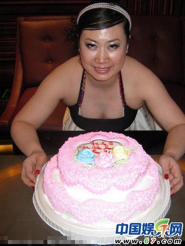 芙蓉姐姐为自己“18岁”庆生 自赞貌美年轻 芙蓉姐姐为自己“18岁”庆生 自赞貌美年轻