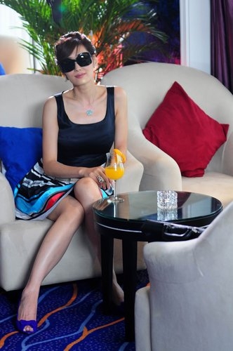 孟广美拍新剧闹婚变 戴墨镜遮挡黑眼圈(图)