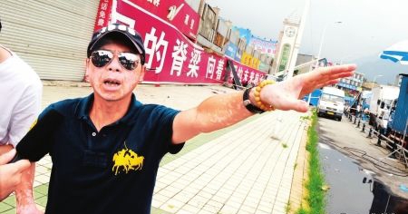 冯小刚汉旺诉苦:拍“地震”真差钱 2亿都不够 冯小刚汉旺诉苦:拍“地震”真差钱 2亿都不够