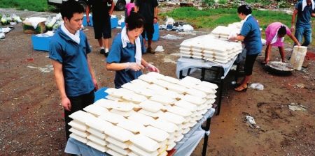 冯小刚汉旺诉苦:拍“地震”真差钱 2亿都不够 冯小刚汉旺诉苦:拍“地震”真差钱 2亿都不够