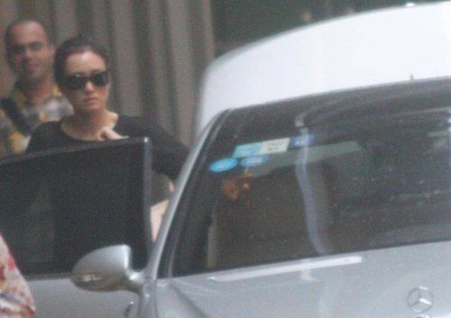 巩俐戴墨镜现身酷劲十足 搭乘百万名车离去 巩俐戴墨镜现身酷劲十足 搭乘百万名车离去