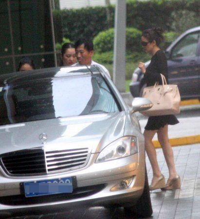 巩俐戴墨镜现身酷劲十足 搭乘百万名车离去 巩俐戴墨镜现身酷劲十足 搭乘百万名车离去