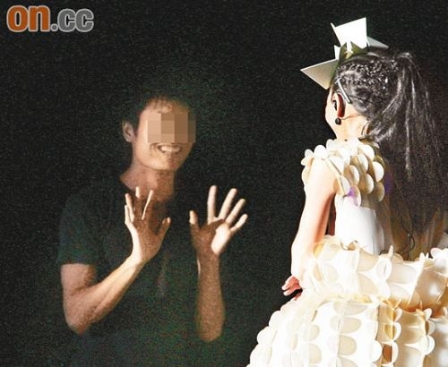 孙燕姿开唱避男粉丝“胸袭” 被吓到连忙后退 孙燕姿开唱避男粉丝“胸袭” 被吓到连忙后退