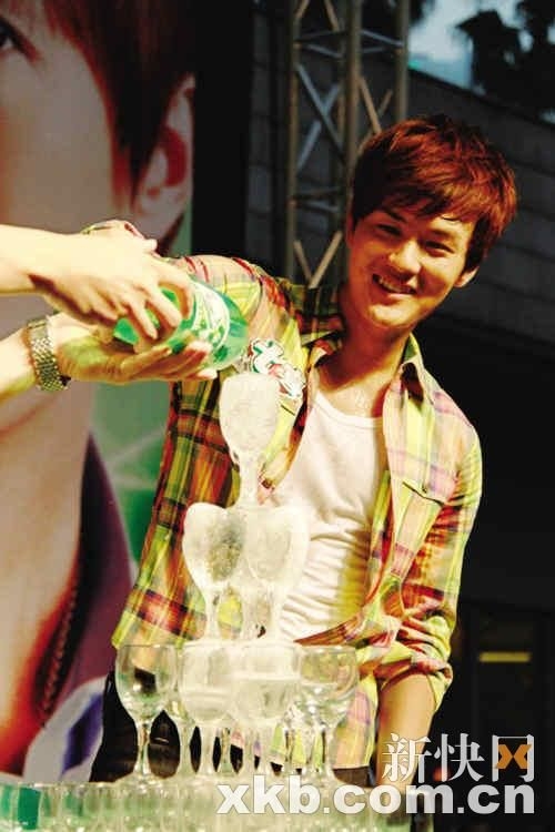 吴克群七夕深圳开个唱 邀请请歌迷穿比基尼出席