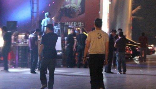 密会李厚霖喝烂醉 李亚鹏学乖酒后不开车(图) 密会李厚霖喝烂醉 李亚鹏学乖酒后不开车(图)