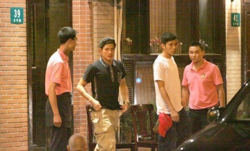 �����ǽ�ͷ������ɨ��Ů ����ؤ������������