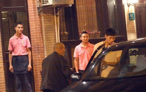 �����ǽ�ͷ������ɨ��Ů ����ؤ������������