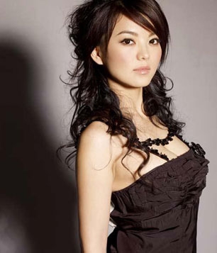 李湘打算产后只坐半个月子 只为主持快女巡演 李湘打算产后只坐半个月子 只为主持快女巡演