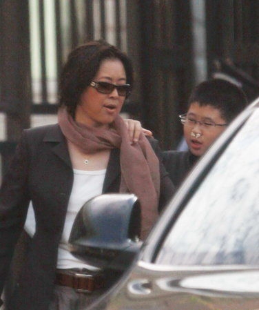 倪萍杨亚洲密会街头 夫妻俩恩爱接子回家(图) 倪萍杨亚洲密会街头 夫妻俩恩爱接子回家(图)