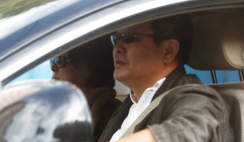 倪萍杨亚洲密会街头 夫妻俩恩爱接子回家(图) 倪萍杨亚洲密会街头 夫妻俩恩爱接子回家(图)