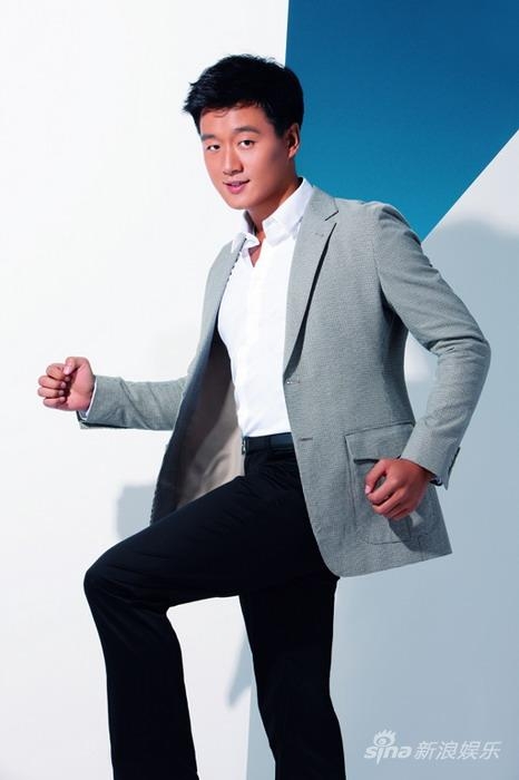 组图:佟大为俊朗代言拍写真笑容亲和富感染力