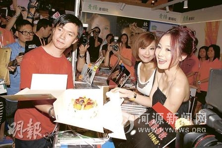 李蕴生日性感现身书展周秀娜粉丝郑智殷送蛋糕