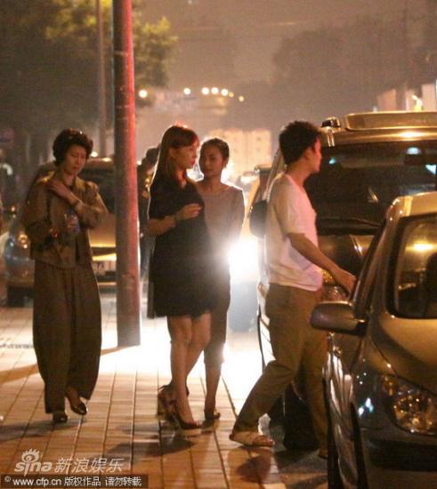 组图:李小璐约会贾乃亮母亲坐镇恋情升级