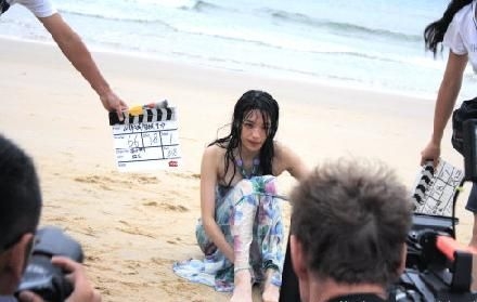 舒淇网上曝光拍戏时的湿身照。