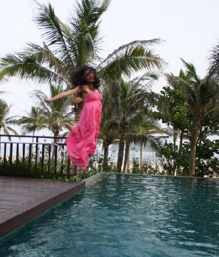 一跃跳入水中。